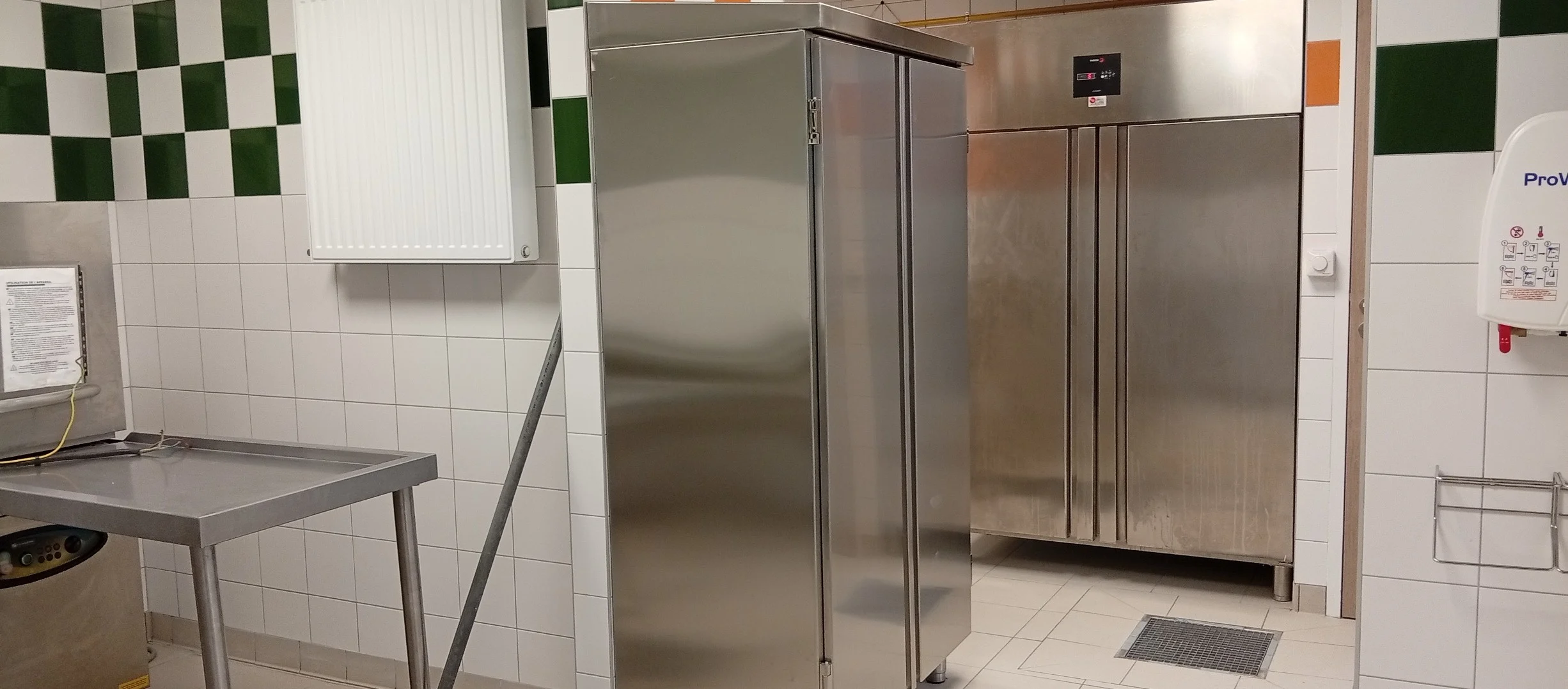 Coin entree cuisine et armoire a vaisselle 1